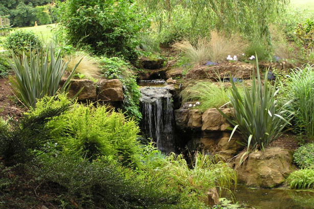 Gartengestaltung, Neubau, Wasserlauf, Steinmauer, Gartenmauer, Terrasse, Treppe, Teich, Rasen