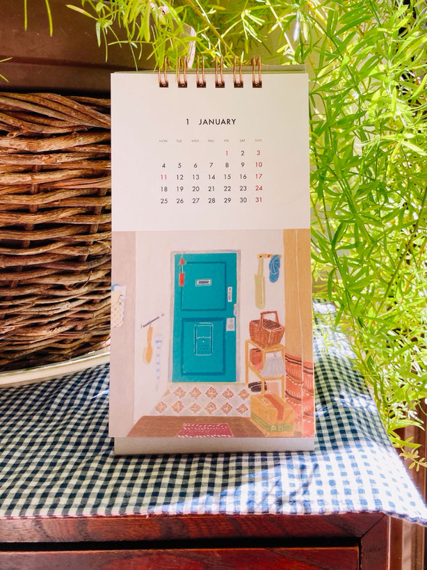 ブルーの扉を開いて、外へ出かけたくなります！今年、わたしが可愛いなと思って買ったカレンダーは、「北欧、暮らしの道具店」の ”HITORIGOTO APRON” カレンダー2021 です♪