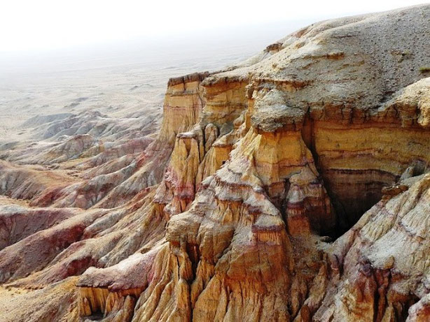 Tsagaan Suvraga Cliffs