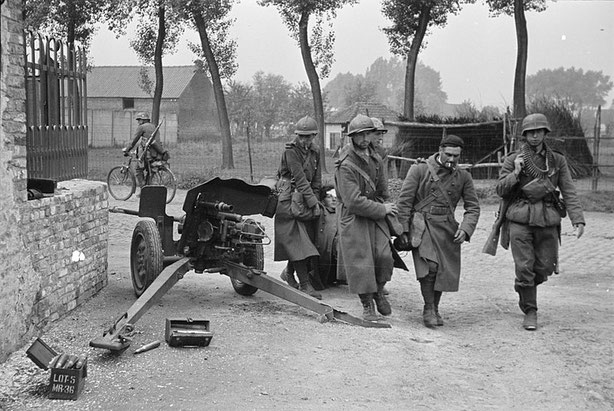 Thulin 23 May 1940 - IR 469 - Wounded soldier and antitank gun from 158e RI