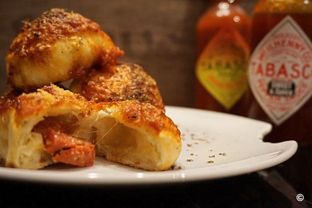 gefuellte Parmesan Pizzabroetchen mit Salami- Teig muss nicht gehen