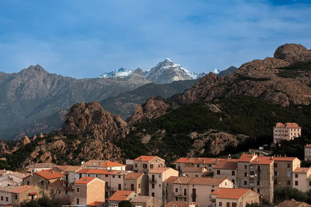Piana le village corse face aux montagnes enneigées