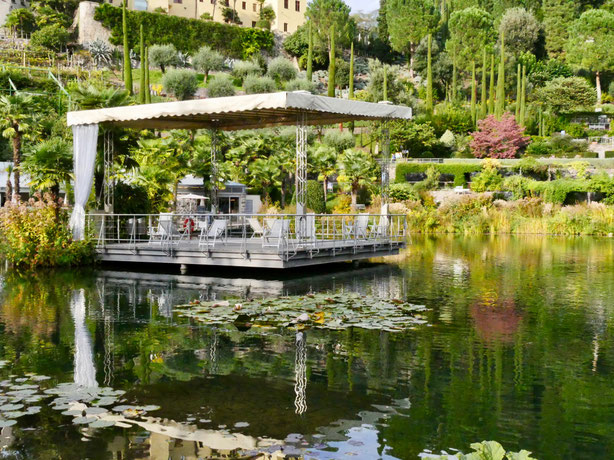 Gärten von Schloss Trauttmansdorff, Seerosenteich mit Konzertpavillon Meran