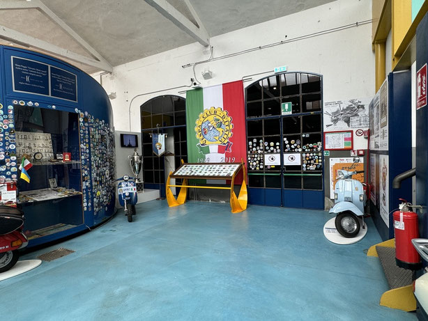 Vespa-Clubs im Museum  