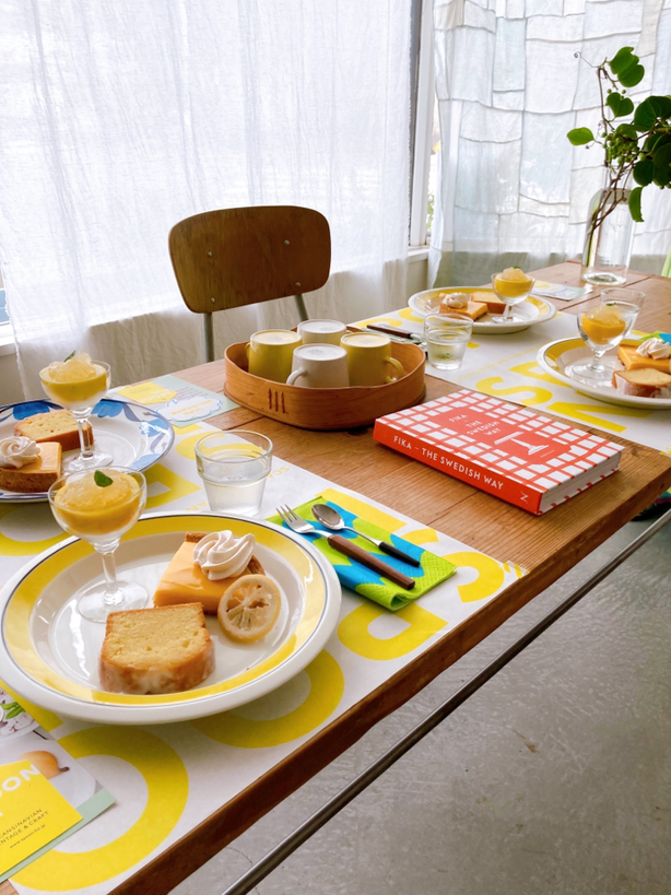 おさだゆかりさんの「夏至のフィーカ」のテーブルセッティング、ほんとうに素敵。レモンイエローの世界も気分が上がります♪