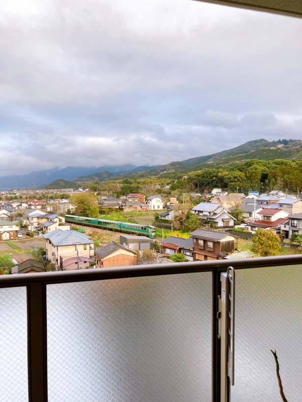 道子さんのマンションからの眺め。空と山と列車の運行が眺められるリビングって、なんて豊かなんだろうと思います。ずっと眺めていられる素晴らしい景色です。