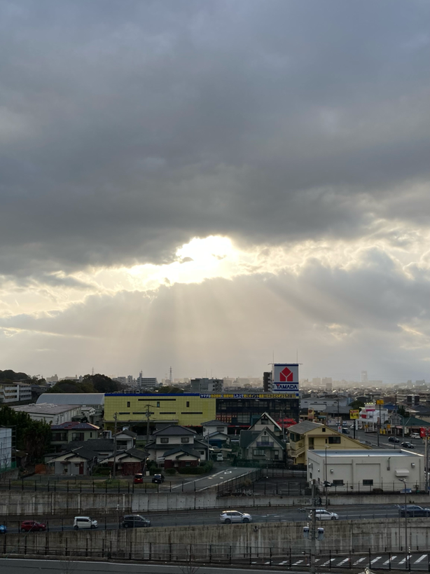こちらも道子さんのマンションからの眺めです。雲から夕陽が射しこむ神々しい眺め･･･この景色もわたしにとってはごちそうでした。