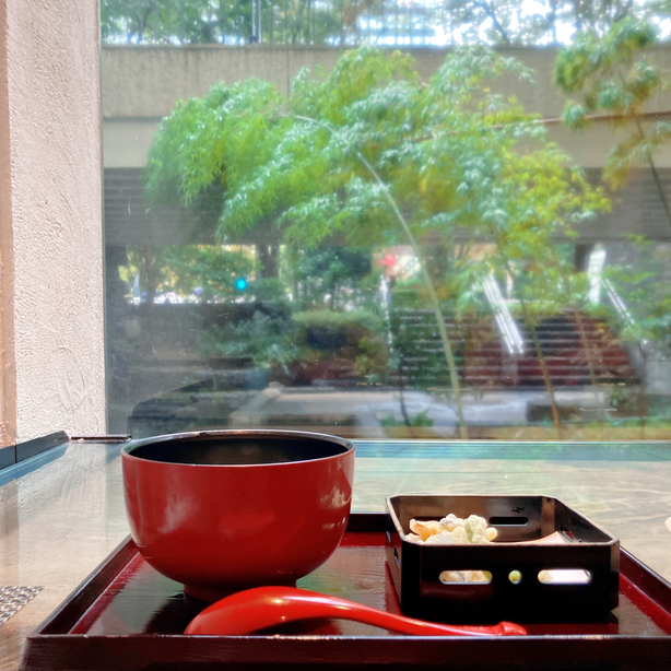 雨に濡れる緑を見ながらのランチ。いいものです･･･。【麓屋、京王プラザホテル1階】