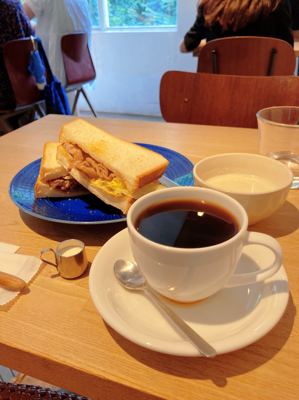 HOTORiさんのお店用に提供された豆なのでしょう、堀口珈琲さんのお店ではわたしは飲んだことのないようなお味で、濃いものが飲めない体質のわたしでもす～っと飲めて、ランチとして付いていたコーヒーだったからか、量もちょうどよくって、ほんとうに美味しくいただきました。