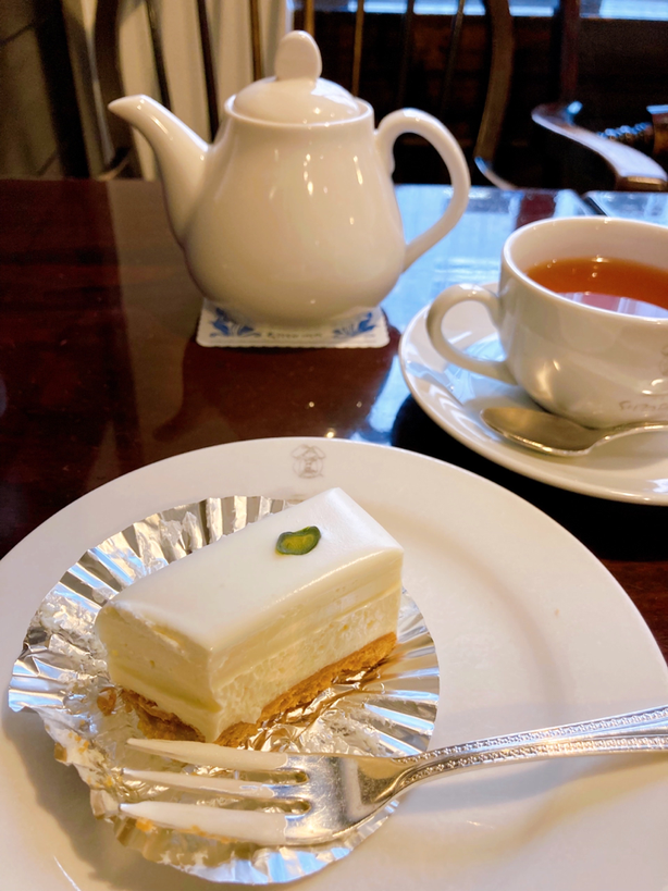 しろたえ（赤坂）での喫茶。一個290円のレアチーズケーキ&紅茶で至福時間。