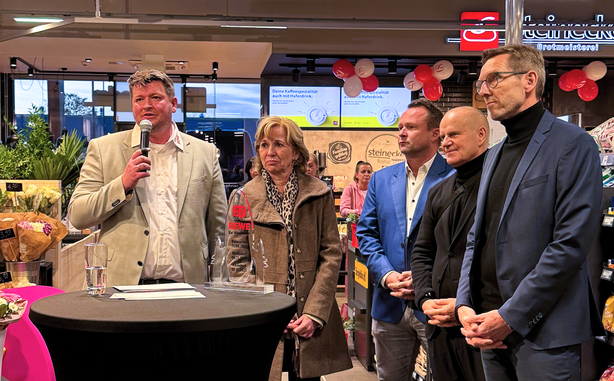 REWE-Kaufmann Kai Windmüller, Bezirksstadträtin Heike Wesseloy (CDU), Leiter für Bauwesen REWE Region Ost Dirk Heimann, Leiter Expansion REWE Region Ost Mike Michel und Matthias Holst von HCP Invest GmbH © REWE
