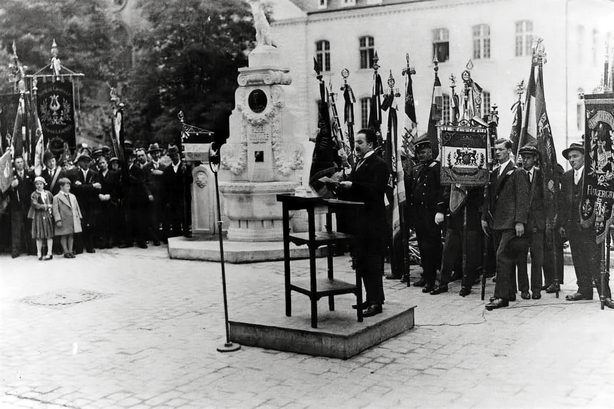 D'Aweiung vum Monument den 26. Juni 1932 an der Präsenz vum Prënz Félix an dem Staatsminister Joseph Bech.