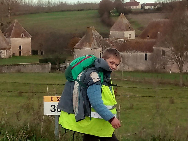 Victor devant le château médiéval aux Fouchards, près de Cosne sur Loire