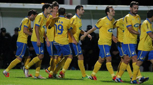 Borda es felicitado por sus compañeros después de conseguir el gol que dio los tres puntos al Apoel.