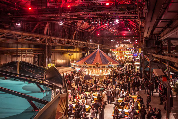 Menschen beim Steampunk-Jahrmarkt in der Bochumer Jahrhunderthalle.