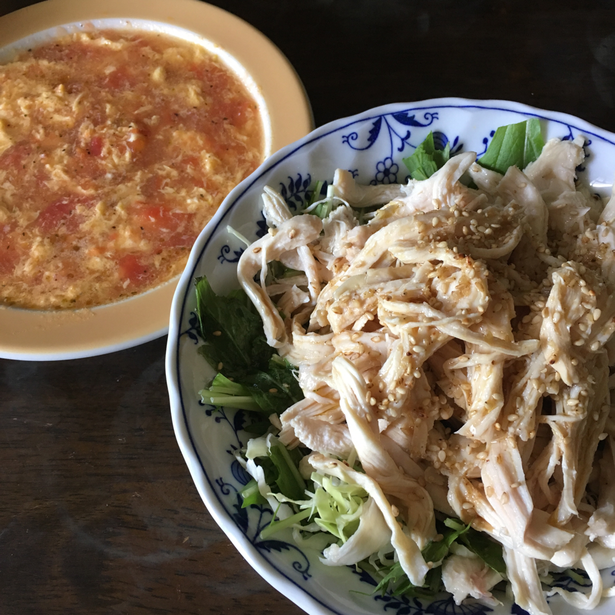 鶏むね肉を使った蒸し鶏サラダと煮汁を使ったスープ～松岡さん.comのおやぢめし画像