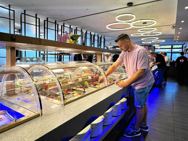 Grillteller füllen am Buffet All you can eat