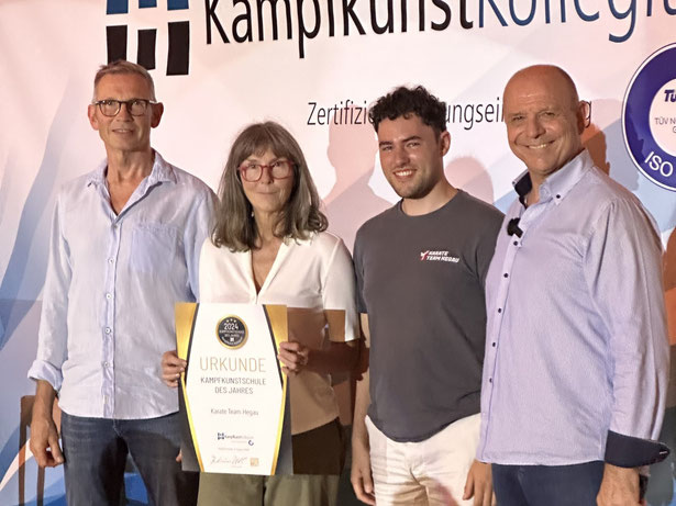 Auf dem Bild zu sehen, Roland Schellhammer, Heike Bader, Andre Dias und Toni Dietl. Heike Badder hält die Urkunde wo drauf steht Kampfkunstschule des Jahres 2024.