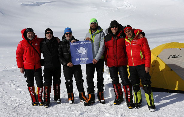 Das erfolgreiche AMICAL alpin Gipfelteam mit Expeditionsleiter Ralf Dujmovits
