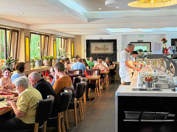 Gastraum im China Restaurant Mayflower mit Gästen