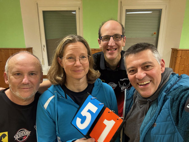 Über einen 5:1-Auswärtssieg mit vier 5-Satz-Krimis durften sich Herbert Gastinger (1:1), Martina Wilder (2:0) und Bernd Öhler (2:0) in Gallbrunn freuen. Albert Wilder begleitete Sierndorf/1 im Challenge Cup. Alle drei Teams sind damit in Runde 2 der Cups.