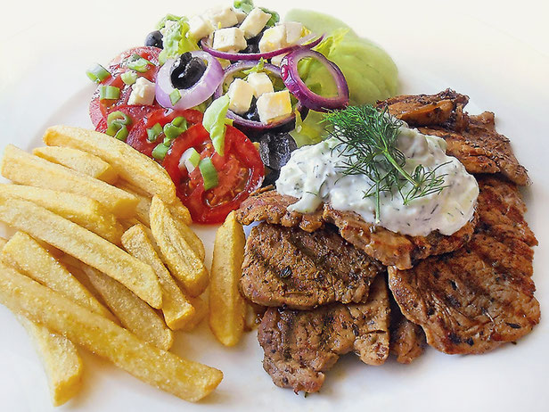 Gyros mit Tzaziki, Griechischer Salat, Pommes frites