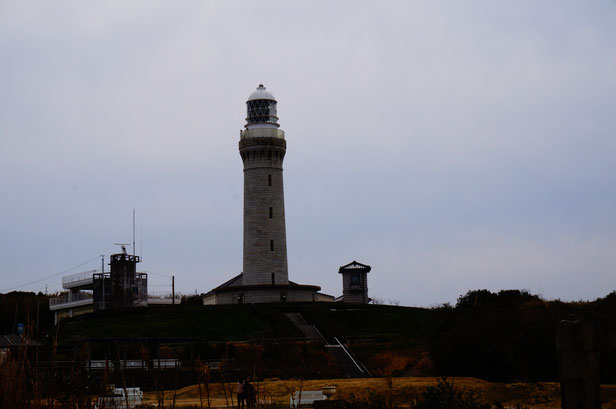 角島灯台に到着。この灯台の上まで登りましたが、青い海を見られず残念。
