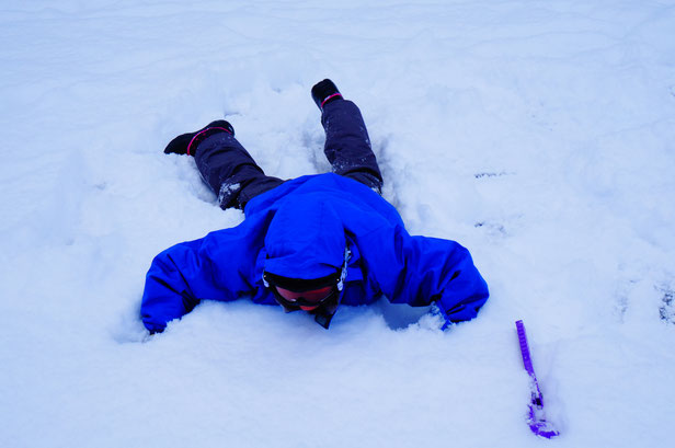 さっそく三男は大好きな雪遊び。