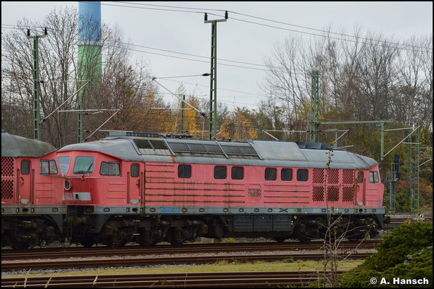 233 206-2 steht am 18. November 2021, vermutlich zum Abtransport, am AW Chemnitz. Sie war viele Jahre im Stillstandsmanagement Chemnitz auf z gestellt