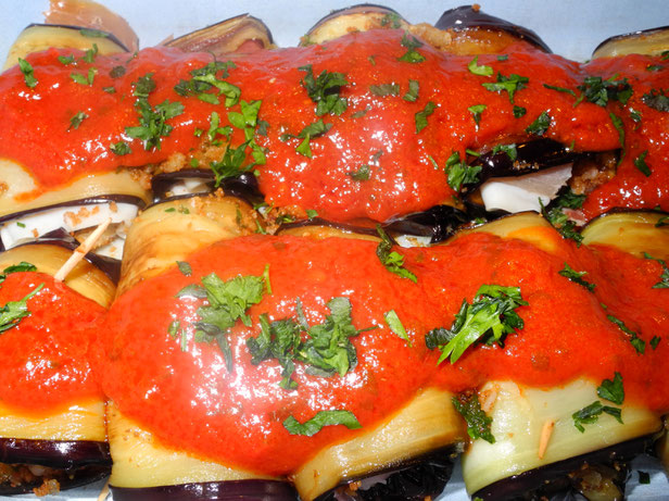 Involtini sizilianisch Art mit Auberginen und Tomatensauce