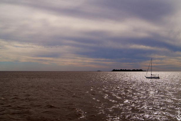 Segelboot im Abendlicht auf Fluss in Argentinien