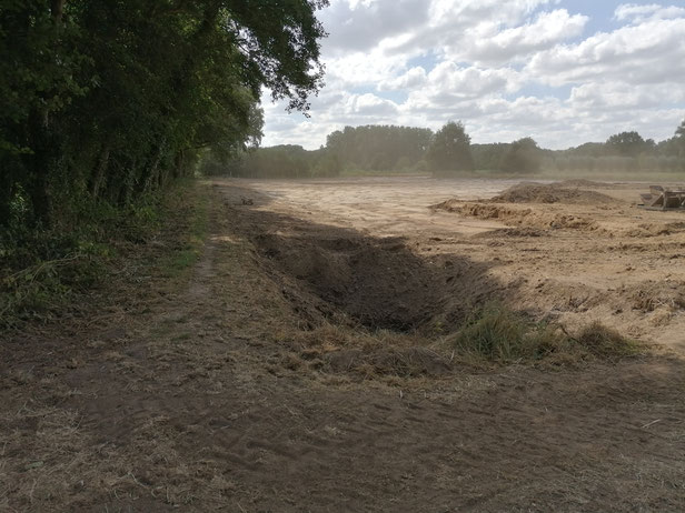 De Zompesloot/Verbindingssloot langs de Vergeten Hoek is bijna geheel gedempt. Door de droogte ging het gepaard met stof.