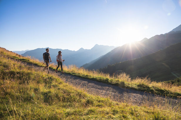 Paar beim Wandern bei Sonnenaufgang - Unterkunft Wegscheider Ferienwohnung in Mayrhofen direkt neben Ahornbahn