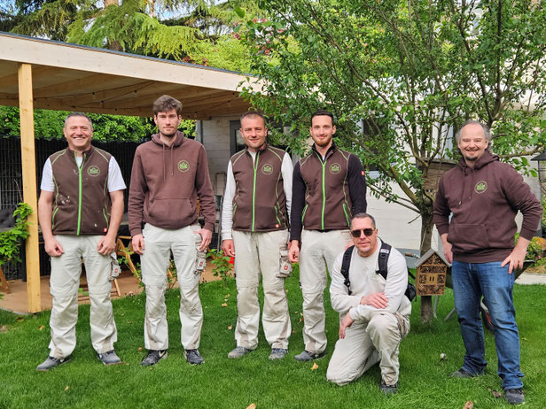 Gruppenbild des Teams. Die Mitarbeiter stehen von links nach rechts vor unserem Büro auf einer Wiese. Rechts steht Matthias Bender, der Geschäftsführer und Gründer des Unternehmens