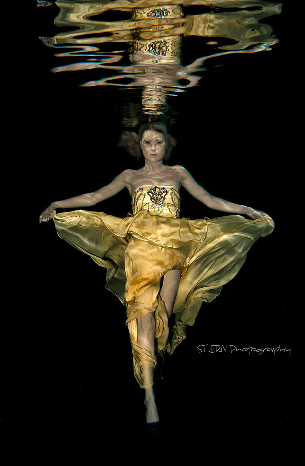 Unterwasser Modefotografie wallende Gewänder und Spiegelungen