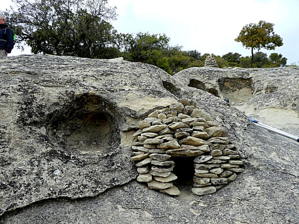 "Chaleureux" habitat troglodyte à Aiguebelle (Commune de Sivergues)