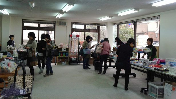 ゆずりは会員限定で、30分早めにオープン。みなさん今のうちに、と真剣に品定め中