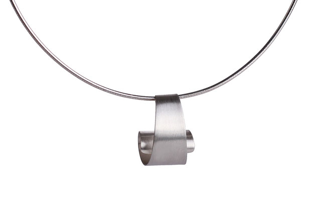 Der wunderbar leichte und geschwungene Anhänger ONDINE ist außergewöhnlich und stilvoll und gleichzeitig angenehm dezent. Das Silber reflektiert seidig glänzend das Licht. Durch die Windung entsteht ein raffiniertes Spiel aus Licht und Schatten.