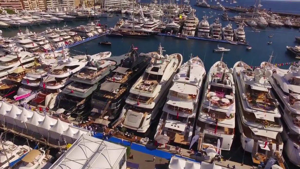 Wenn mal richtig was los ist sieht es so aus in Monacos Yachthafen