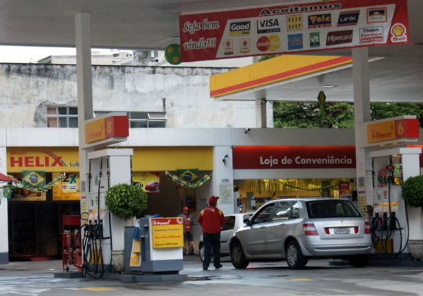 Tankstelle mit WM-Deko