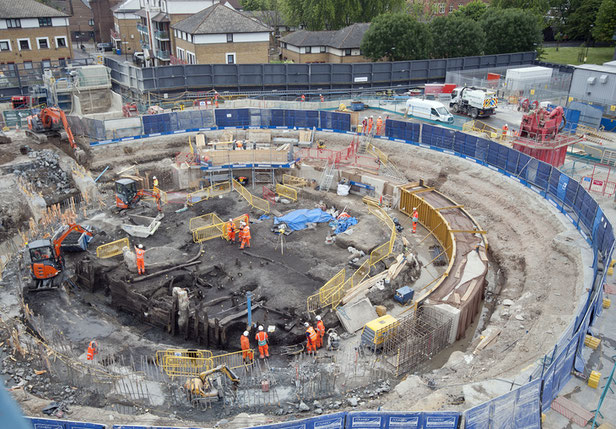 Les archéologues fouillant le promontoire de Chambers Wharf pour la construction du tunnel Tideway. Crédit : MOLA