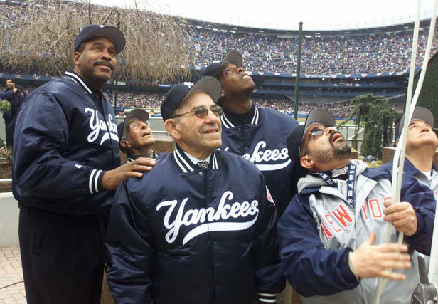Yogi Berra al centro il 2 Aprile 2001 allo Yankee Stadium - SUZANNE PLUNKETT Associated Press