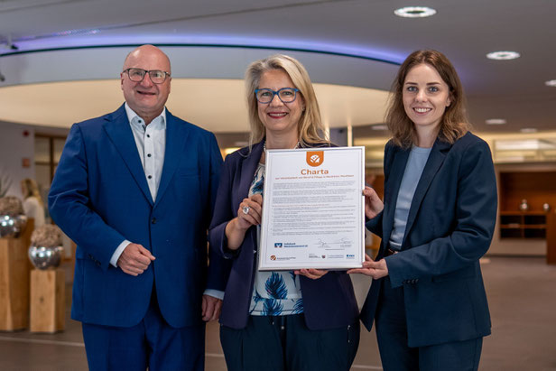 Dr. Carsten Düerkop (Vorstandsvorsitzender der Volksbank Westmünsterland), Silvia Linke (Bereichsleitung Human Resources) und Catherine Poniwas (Pflege-Guide). Foto Volksbank Westmünsterland