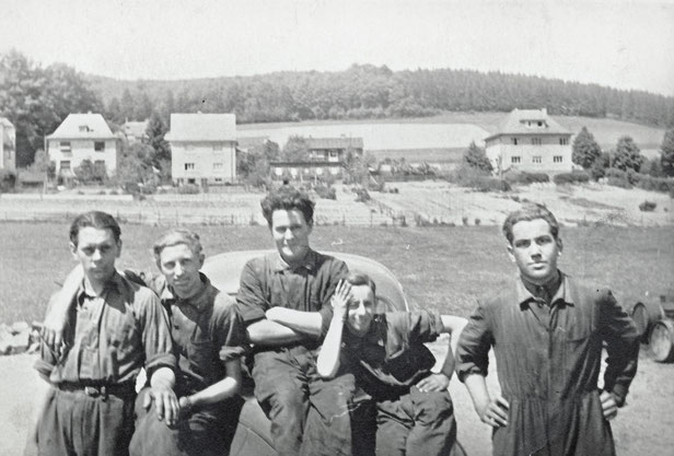 Lehrlinge um 1952: (v.l.n.r.:) Josef Hoffmann-Woile, Josef Bischoping, Walter Wrede, Wenholths., Franz-Josef Arens, NN. Im Hintergrund ist Eslohes Kupferstraße zu erkennen.