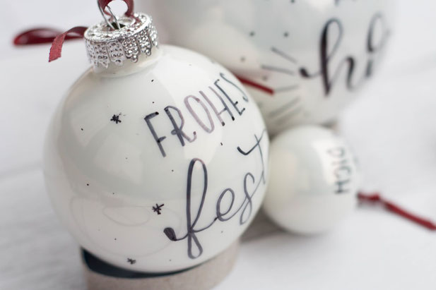 Frohes Fest - DIY Idee für Weihnachten: Weihnachtskugeln belettern - Handlettering auf Weihnachtskugeln