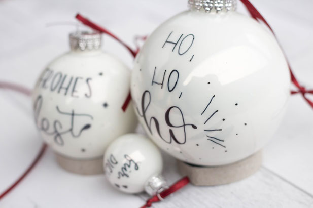 ho ho ho - DIY Lettering Idee für Weihnachten - eine Anleitung wie du deine Weihnachtskugeln belettern kannst.