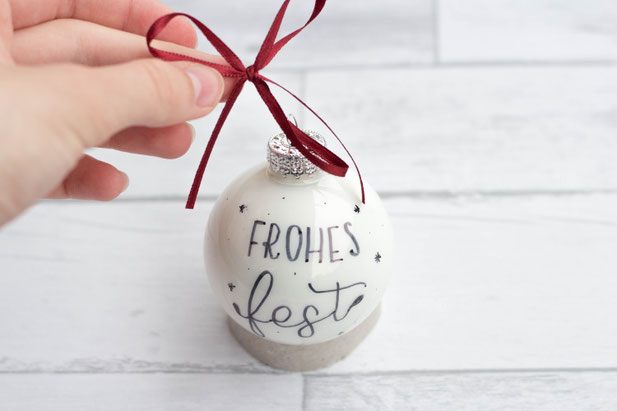 DIY Weihnachten: Handlettering auf einer Weihnachtskugel - eine Anleitung von _jessiswelt für die Letter Lovers