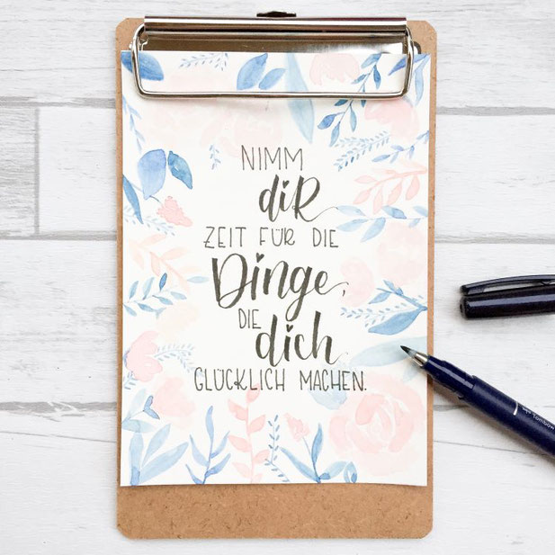 Lettering von _jessiswelt: Nimm dir Zeit für die Dinge, die dich glücklich machen. Handlettering Spruch mit Aquarell Hintergrund