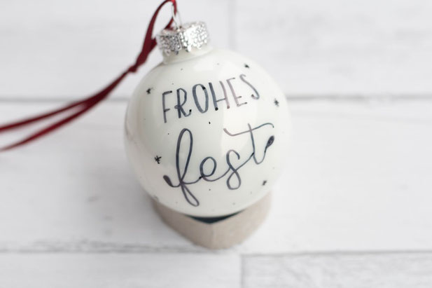 Lettering auf einer Weihnachtskugel - frohes Fest - eine Anleitung von _jessiswelt für die Letter Lovers