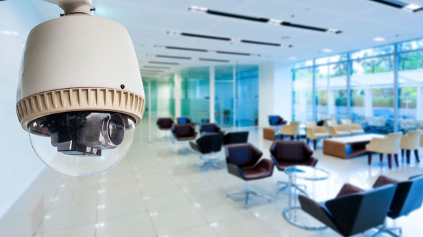 Cámara de vigilancia en una oficina. Istock